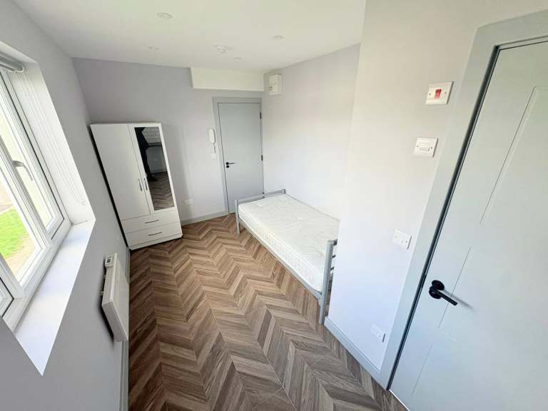 BENEFITS ACCEPTED - Studio Flat Available in Surrey Spelthorne TW16