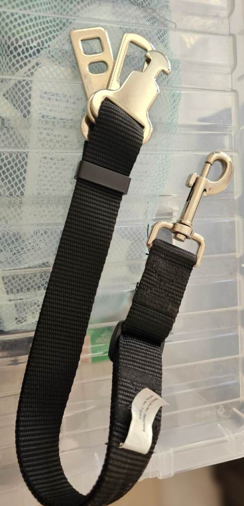 DOG SEAT BELT HOLDER