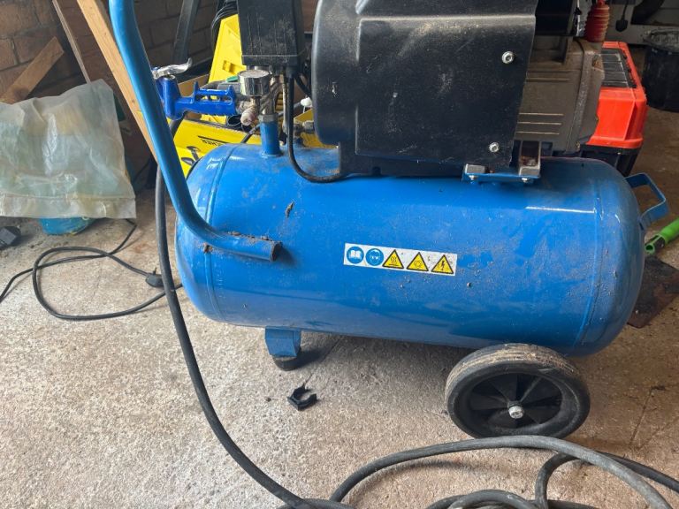 Air Compressor with Attachments – Good Working Condition