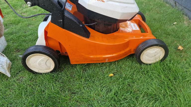 STIHL RMA 443 C Cordless Lawmower inc Mulch Kit