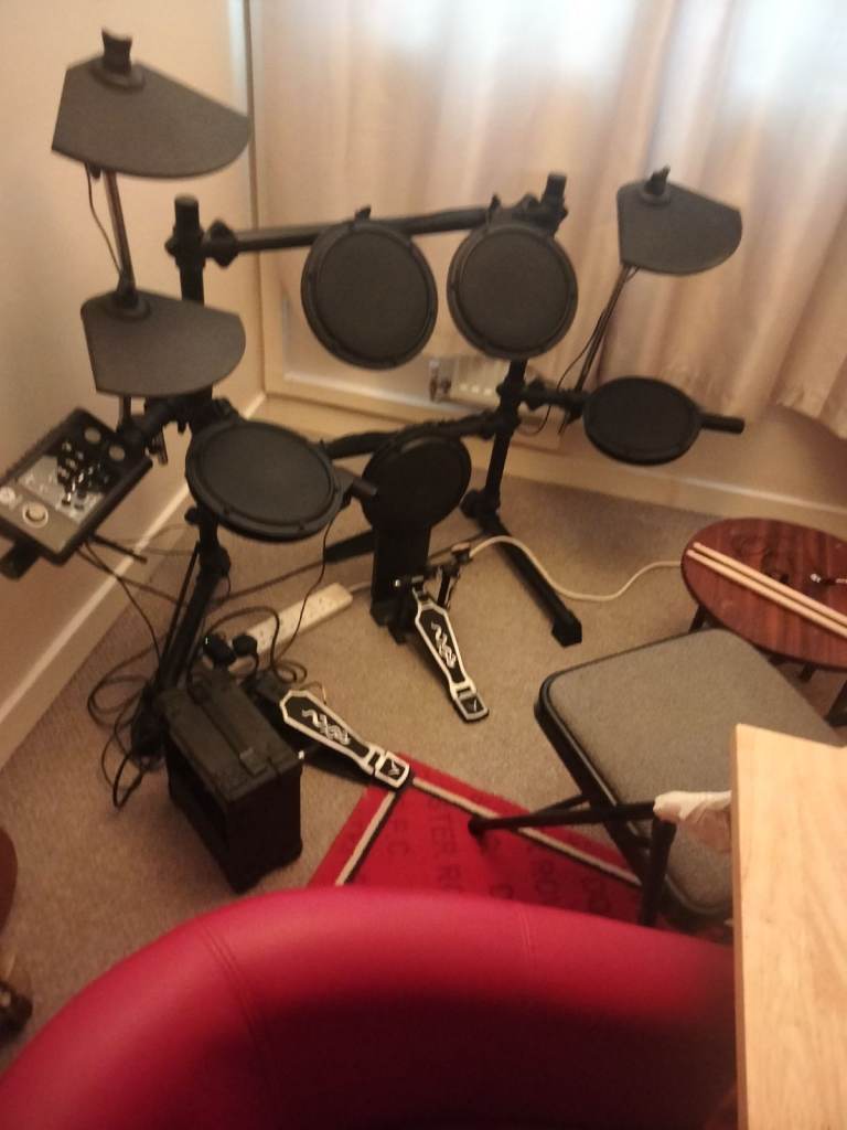 Electric drum machine with amp 