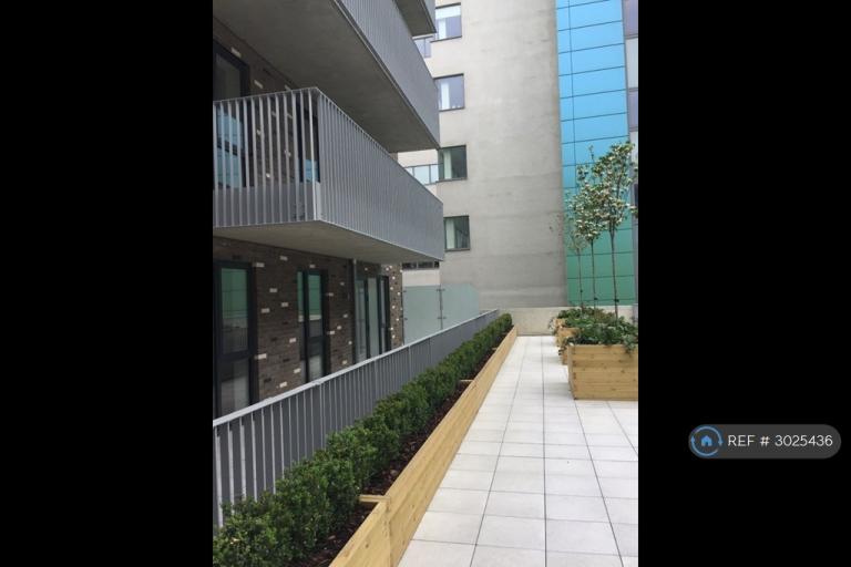 1 bedroom flat in Windsor Road, Slough, SL1 (1 bed) (#3025436)