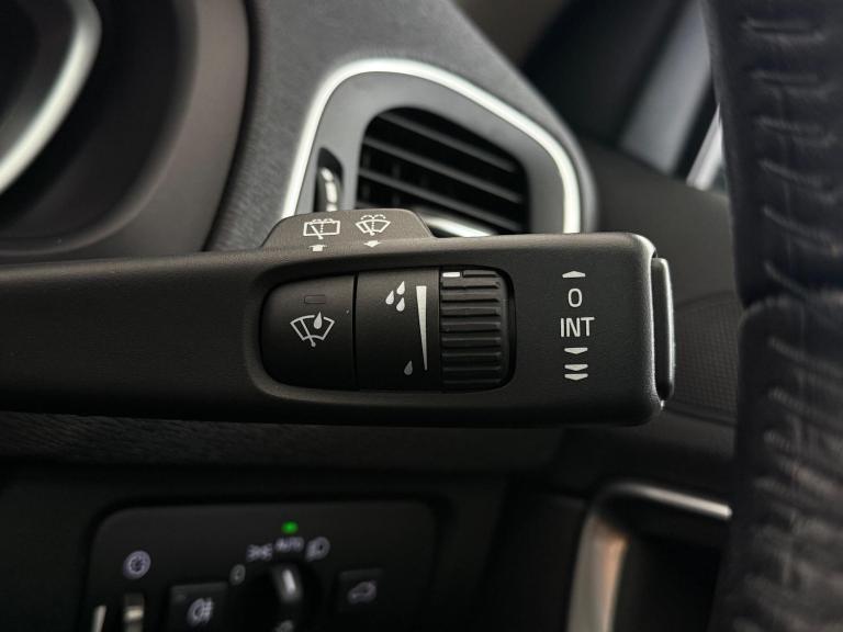 2016 Volvo V40 D2 [120] Momentum Nav Plus 5dr Geartronic HATCHBACK DIESEL Automatic