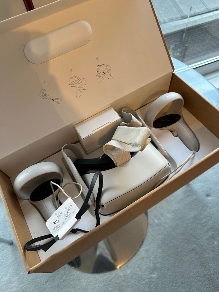 Oculus Meta Quest 2 (128GB) - Very Good Condition