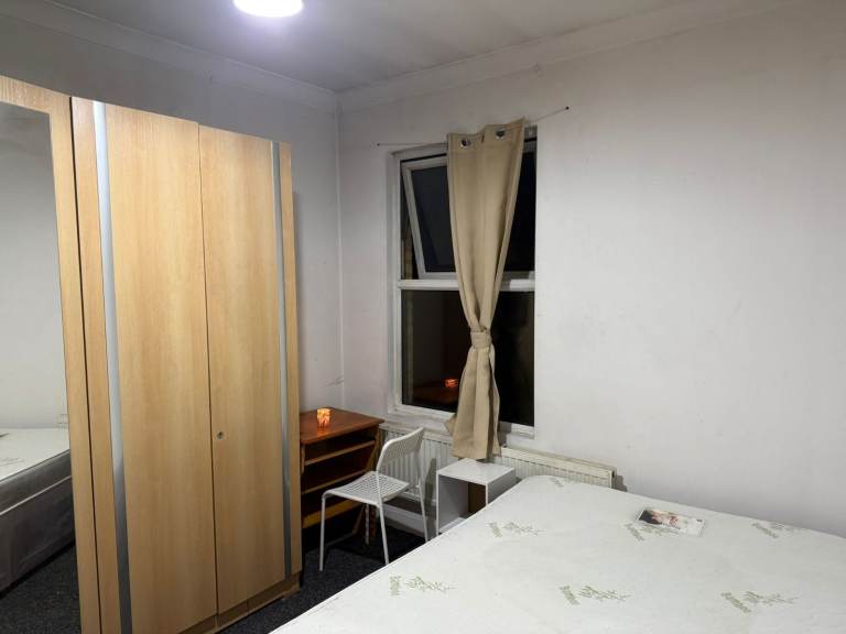 Double room for female professional in house share. All bills included.