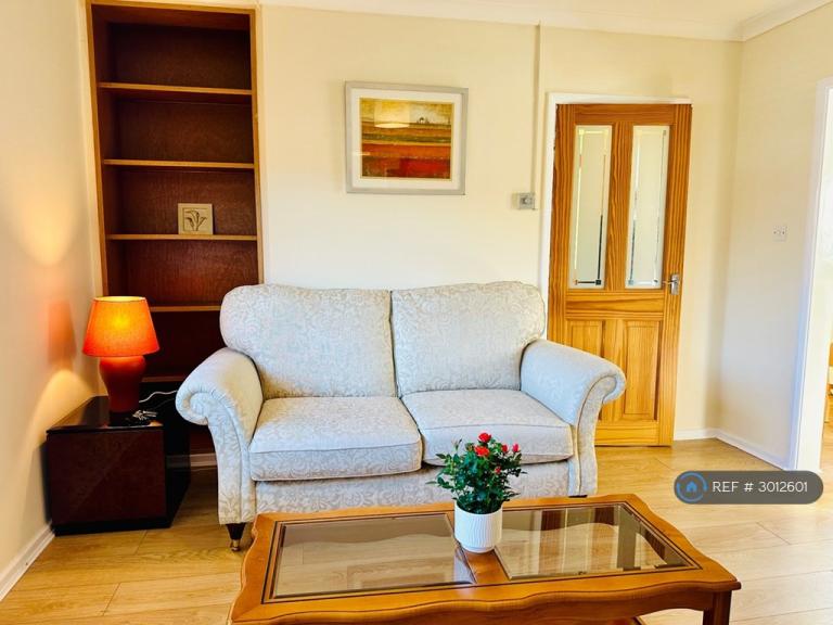1 bedroom flat in Elmfield Road, Alderley Edge, SK9 (1 bed) (#3012601)