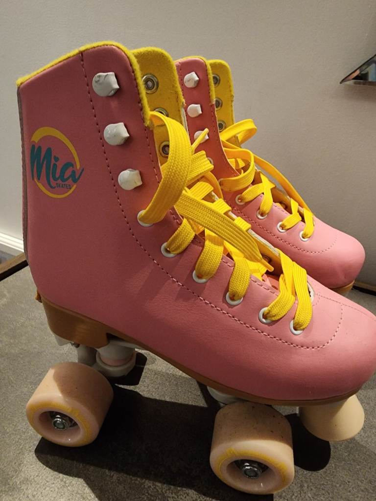 Mia Retro Roller Skates pink