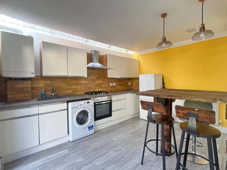 **NEW**Cosy 2 Bedroom Semi-Detached**Includes Council Tax & Water (£100 extra)**Parking**