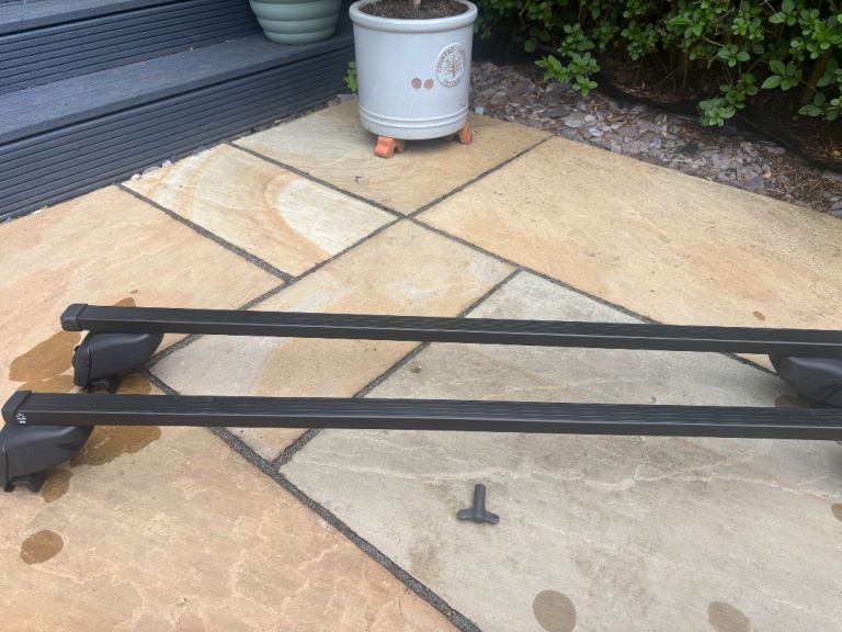 Atero x 2 roof bars and fittings