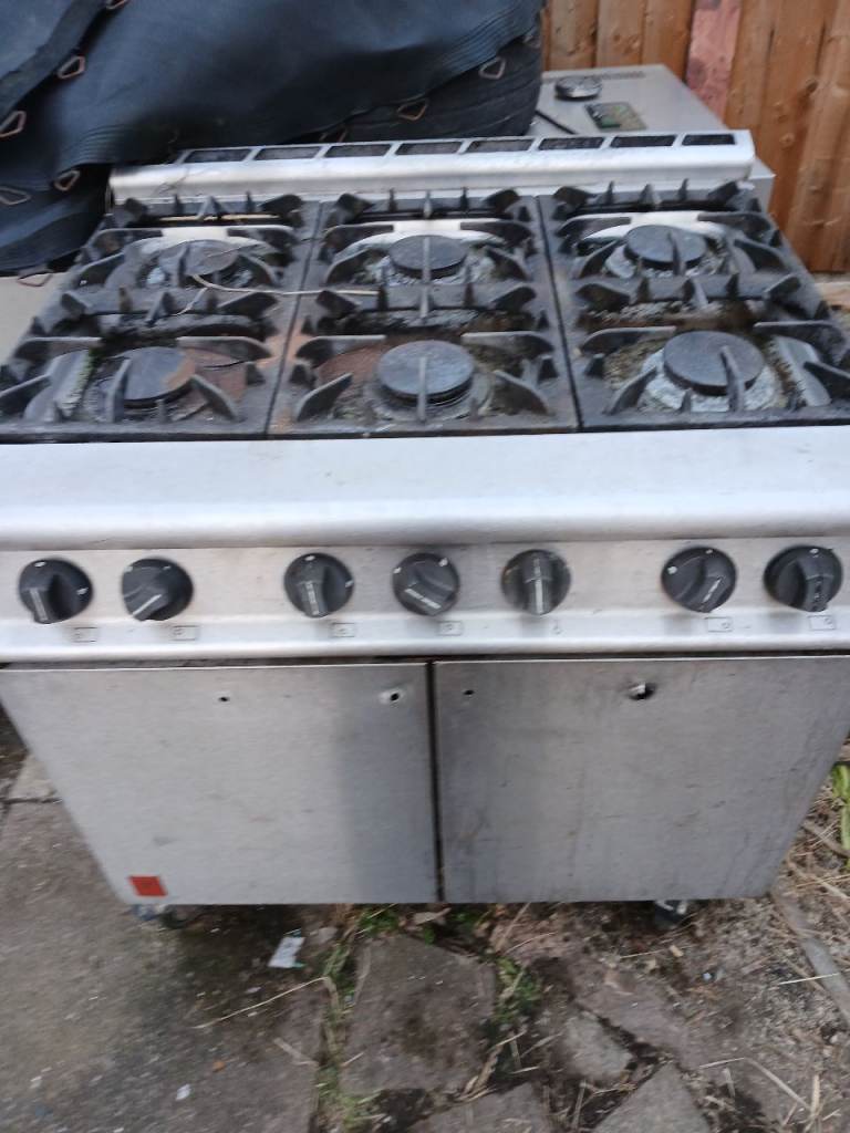6 burner cooker with oven 