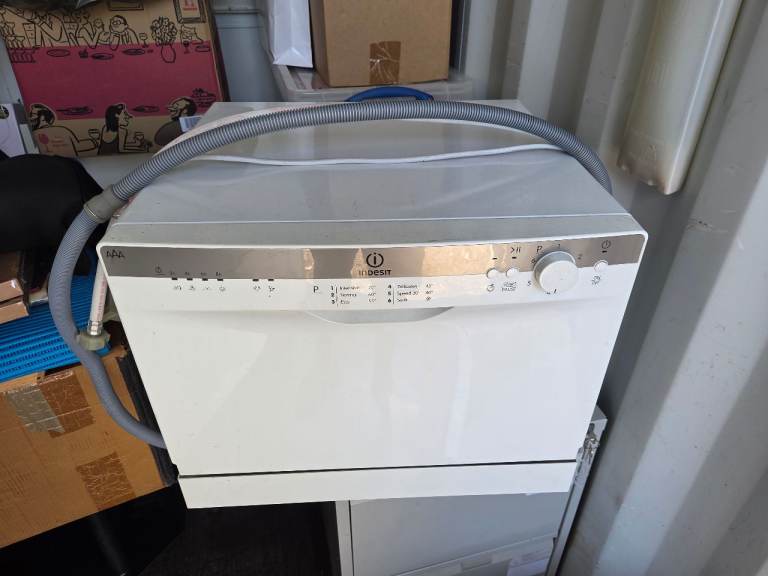 Indesit Slimline Dishwasher – White, Good Condition