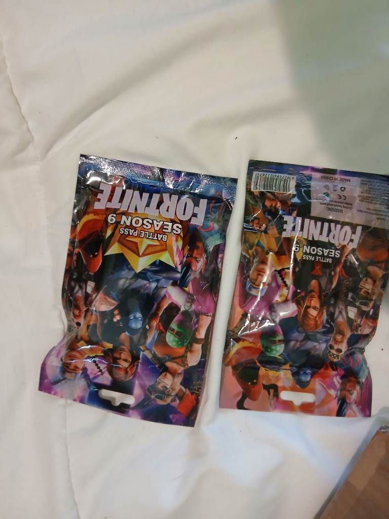 Fortnite suprise figures x 2