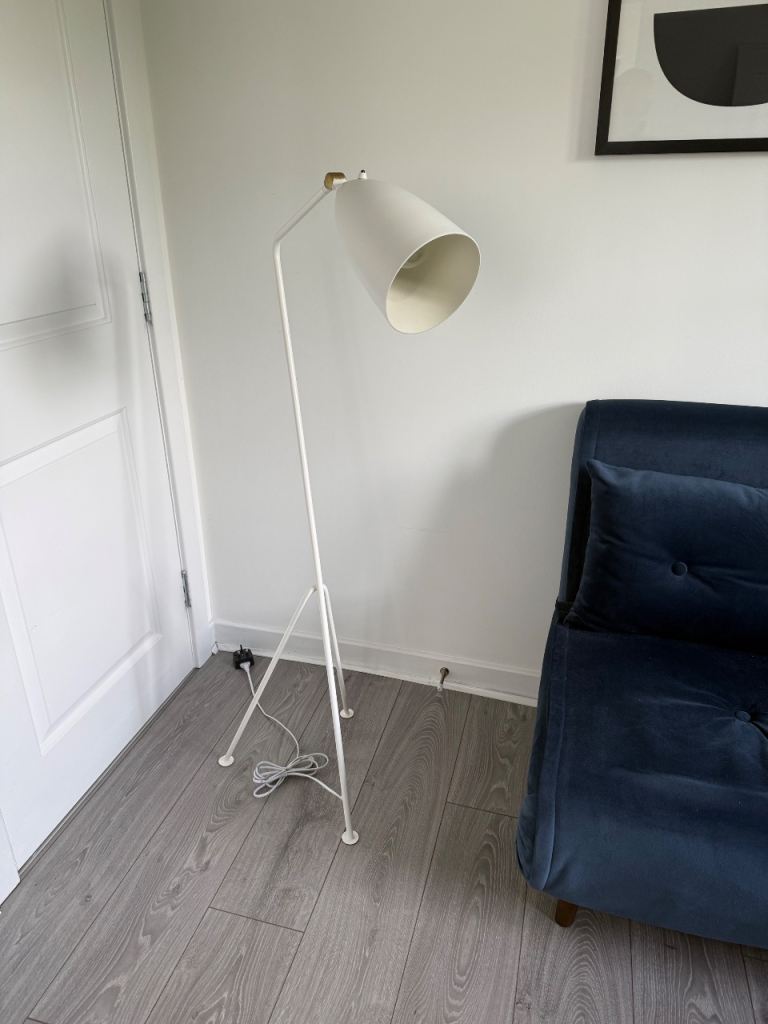 GRASHOPPA Floor Lamp in White 