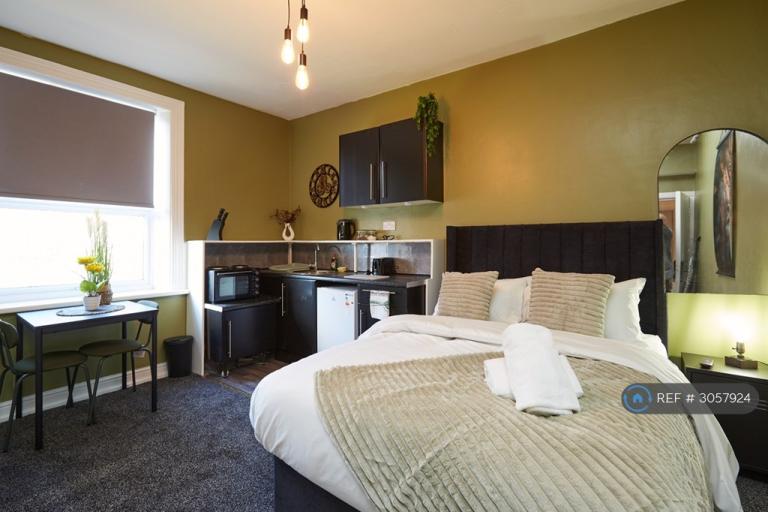Studio flat in Leeds Road, Huddersfield, HD2 (#3057924)