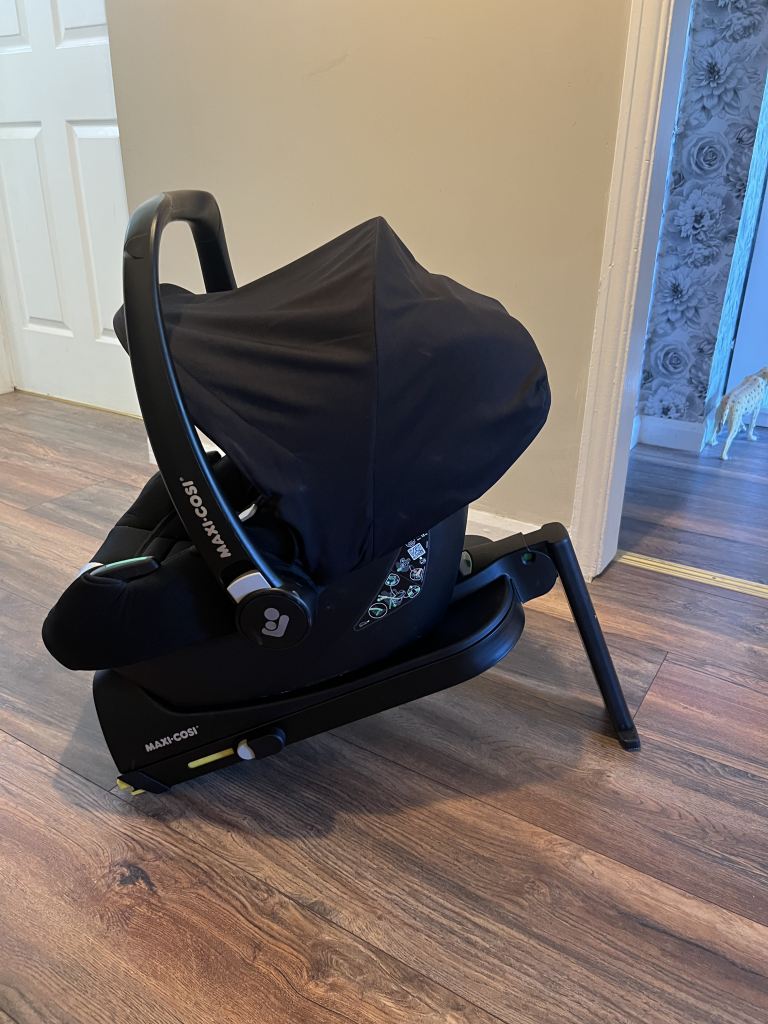 Maxi cosi cabrio fix isize car seat and isofix base