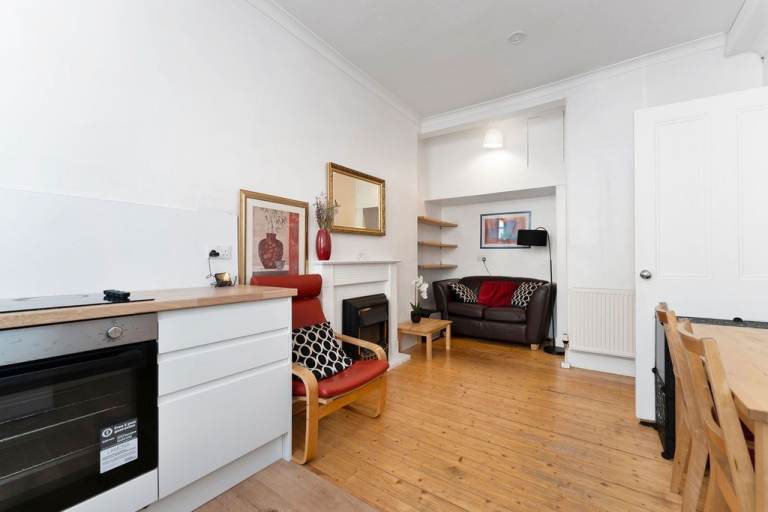 Charming, 1 bedroom, 1st floor flat in Dalry with newly refurbed kitchen - available July