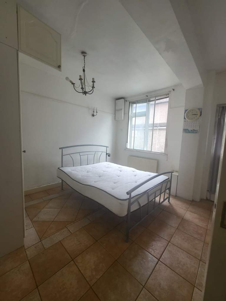 Large Furnished Studio with Separate Kitchen to rent in Harrow on the Hill – Sheepcote Road, Harrow