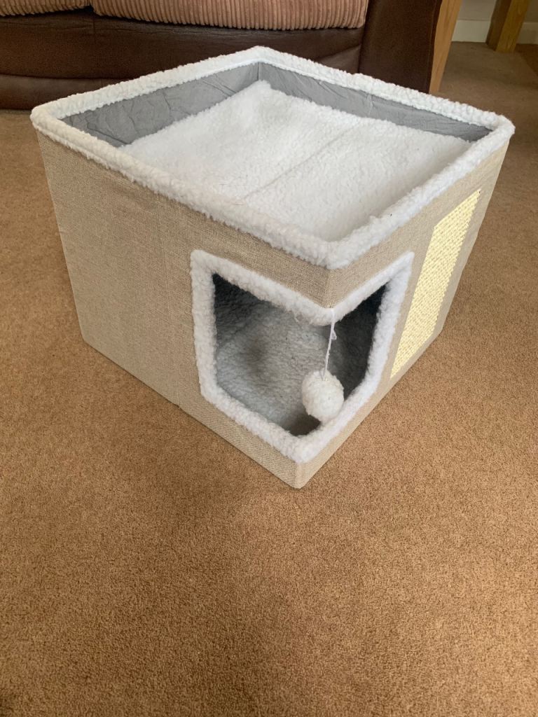Cat bed double level with scratch pad 