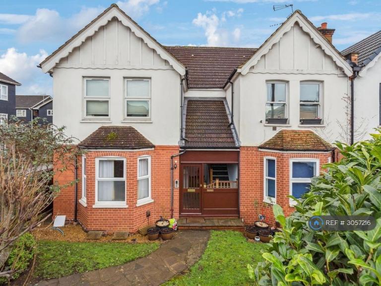2 bedroom flat in Pinner Road, Northwood, HA6 (2 bed) (#3057216)