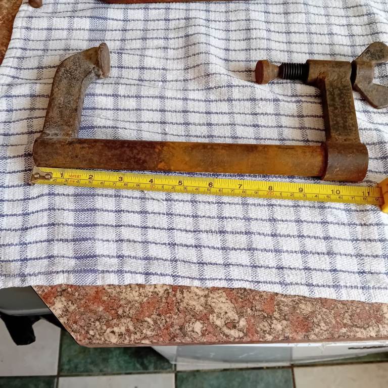 Metal G Clamp PLEASE LOOK AT THE TAPE MEASURE TO SEE SIZES