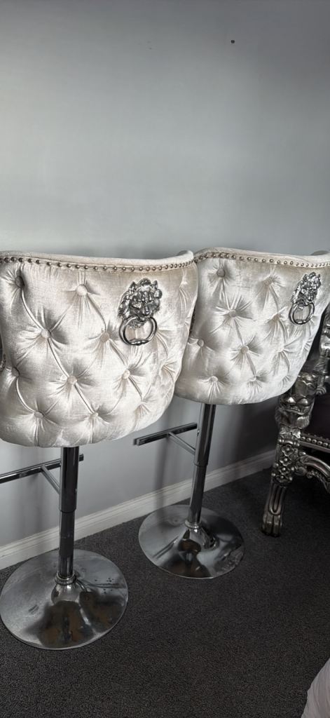 £100 lion knocker bar stools silver collection Basildon no holding 