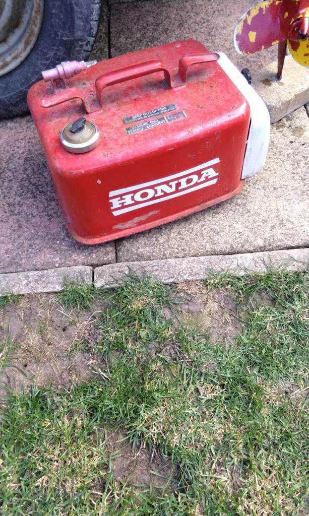 Honda 7.5hp outboard and Honda tank