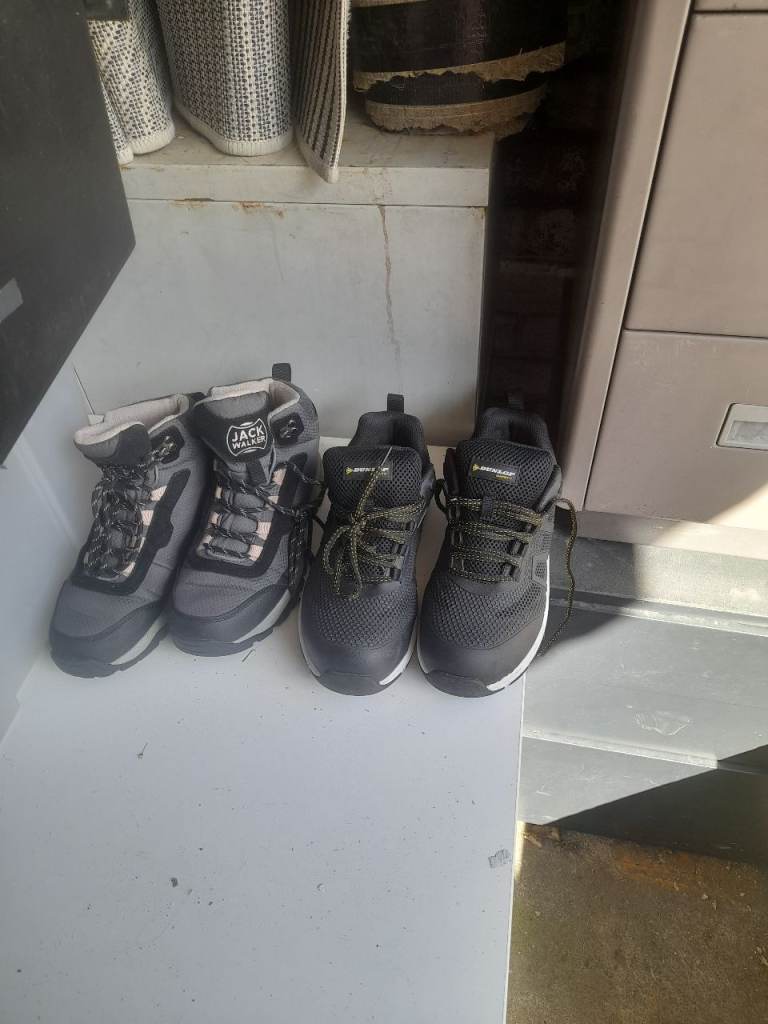 SHOES AND DOG BOWL STAND 