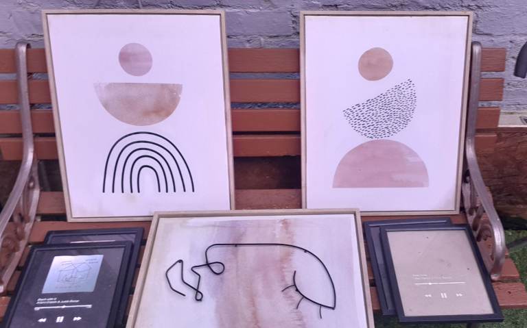 7 picture frames 