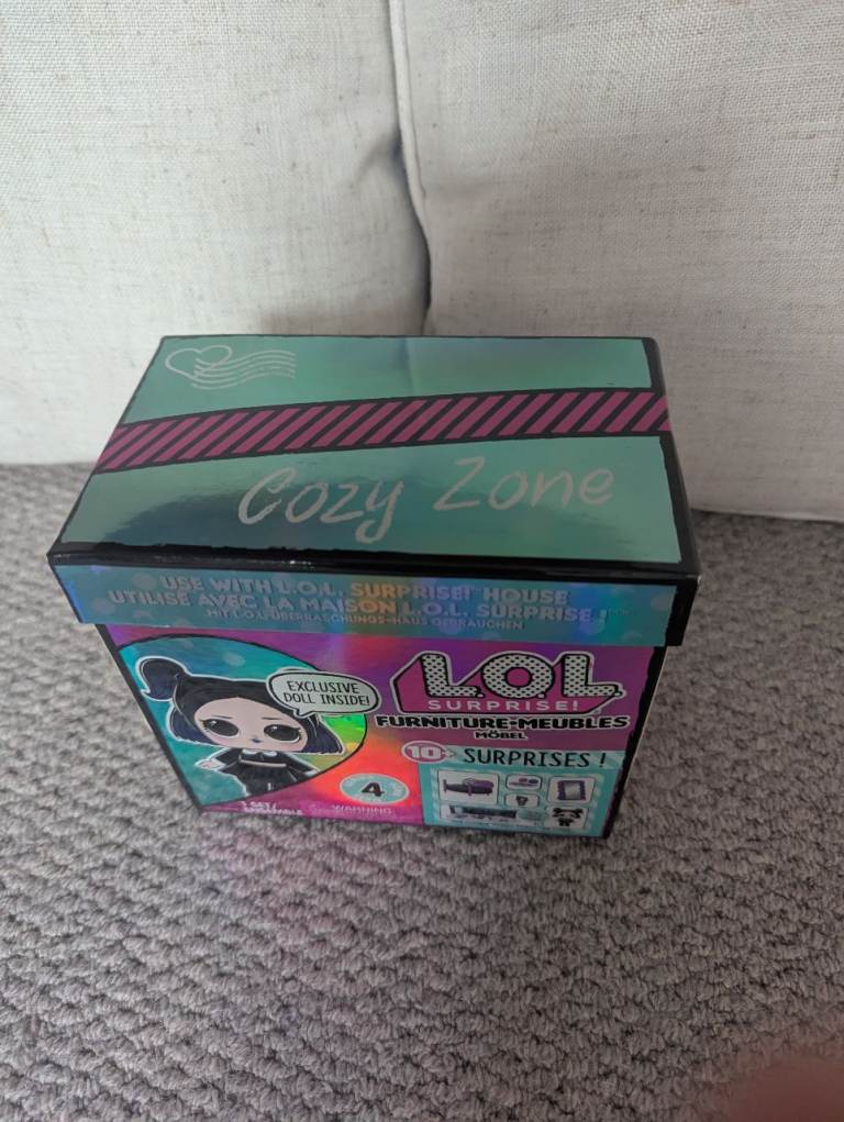 6 LOL dolls, box/playhouse, dog and accessories