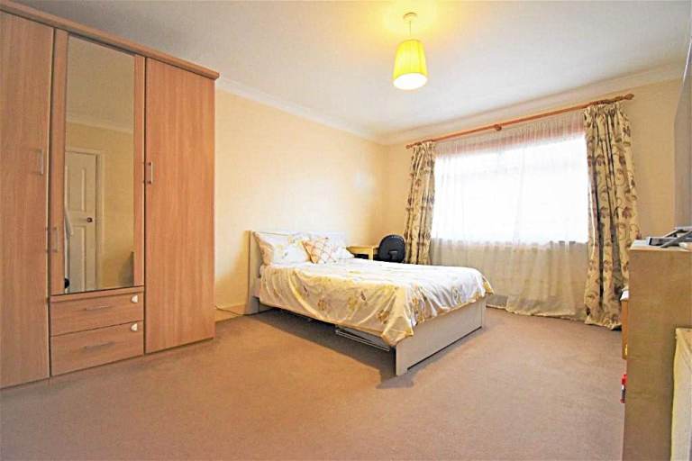 🪄🌸Double Room in Friendly House Share | Upton Park, E13 | Walk to the Station!