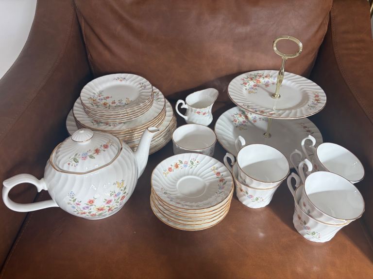 Royal Kendal Bone China complete 1985 Tea Set – Floral Pattern Tea cups saucers teapot all plates