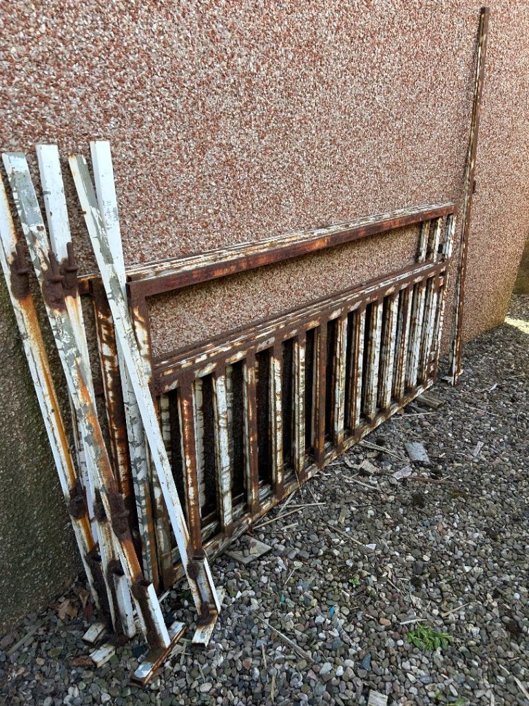 Double gates x 2 - 1.84 x 0.92 m high with posts