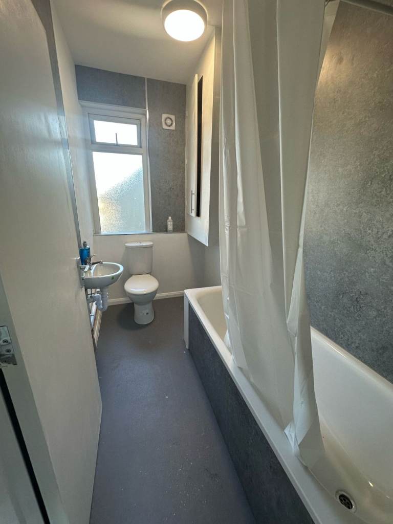 1 Large  Double bedroom to Rent in HMO Property (RM18)