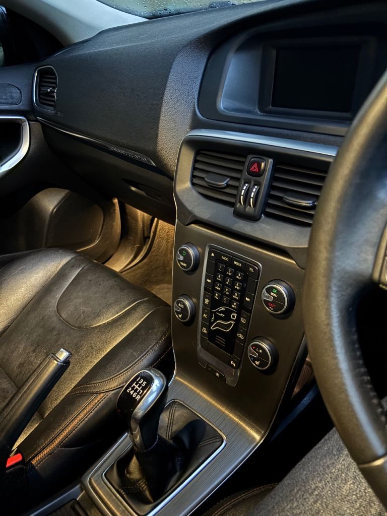 Volvo, V40, cross-country, 2015, Manual, 1969 (cc), 5 doors