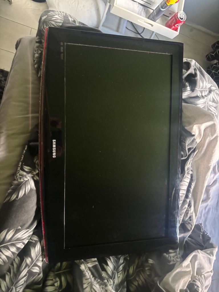Samsung LE22B450C4W 37-inch LCD TV - Good Condition