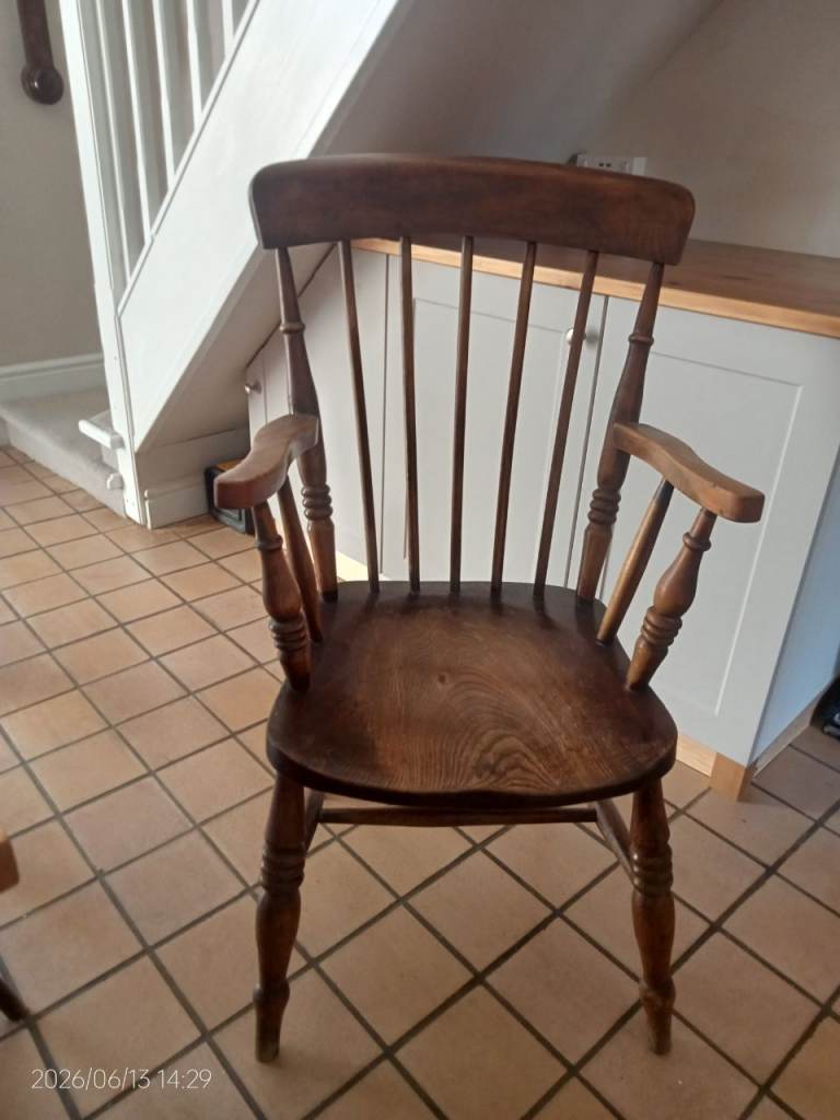 Antique Windsor spindle back arm chair 