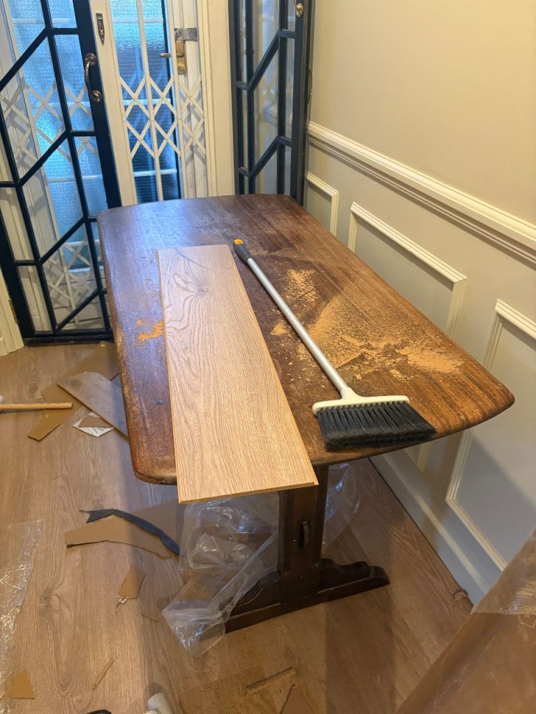 Vintage dining table and 4 matching chairs. 