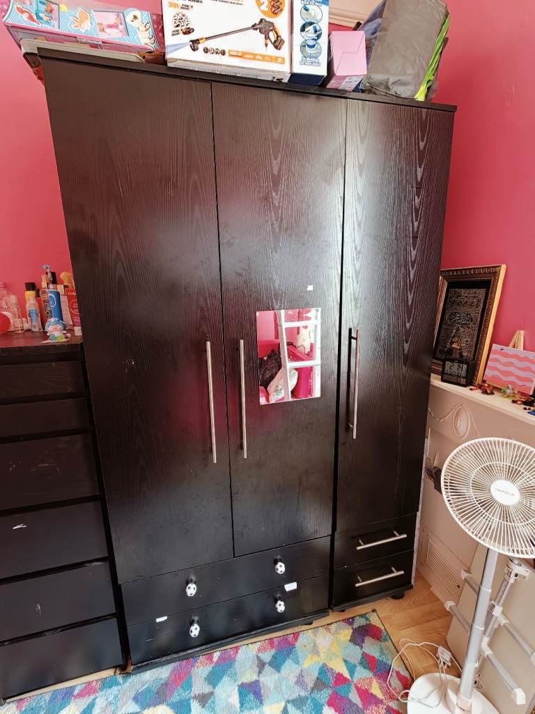 2 cupboards, 1 double door and 1 single door