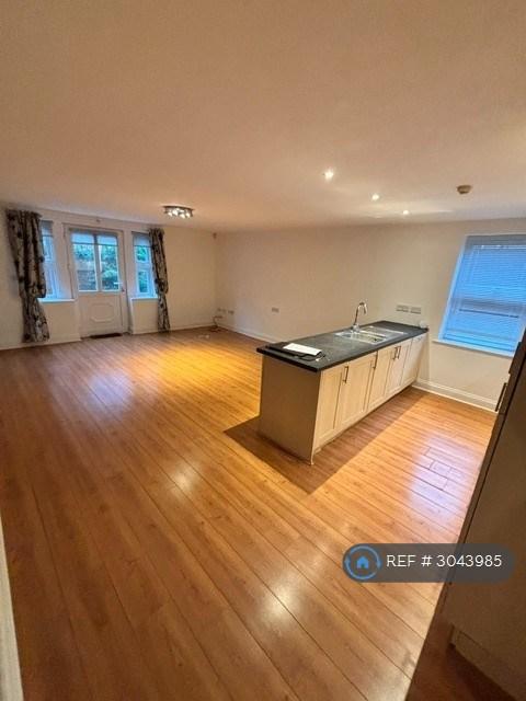 2 bedroom flat in Trinity Road, Darlington, DL3 (2 bed) (#3043985)