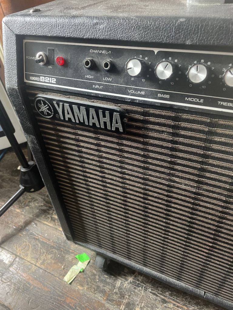 YAMAHA B212 Guitar Amp