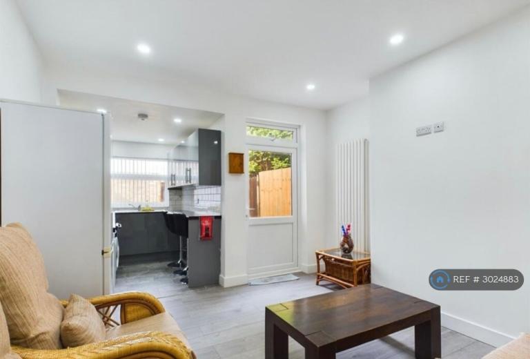 4 bedroom house in Queens Road, Nottingham, NG9 (4 bed) (#3024883)
