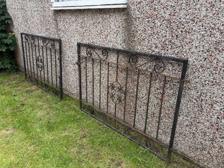 Driveway gates
