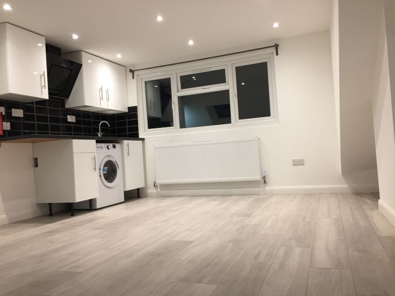 LARGE STUDIO with BILLS- OWN KITCHEN,OWN BATHROOM, Loft Room 2nd Floor Kenton, Harrow