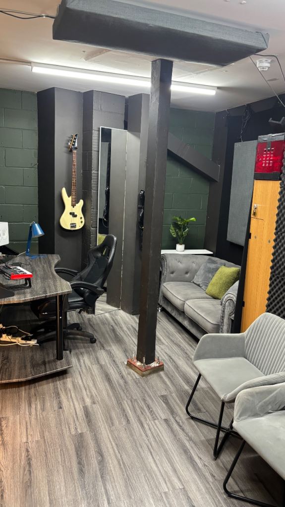 AFFORDABLE AND FLEXIBLE STUDIO/CREATIVE SPACE/WORK SPACE 
