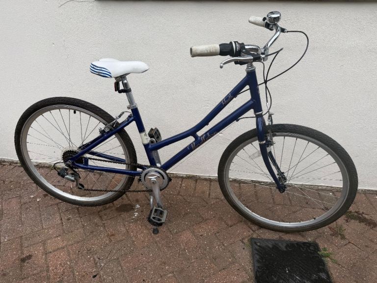 Ladies Pendleton bike very clean garaged ready to use 