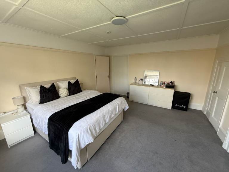 Spacious 2 Bed Flat in the heart of Reading 