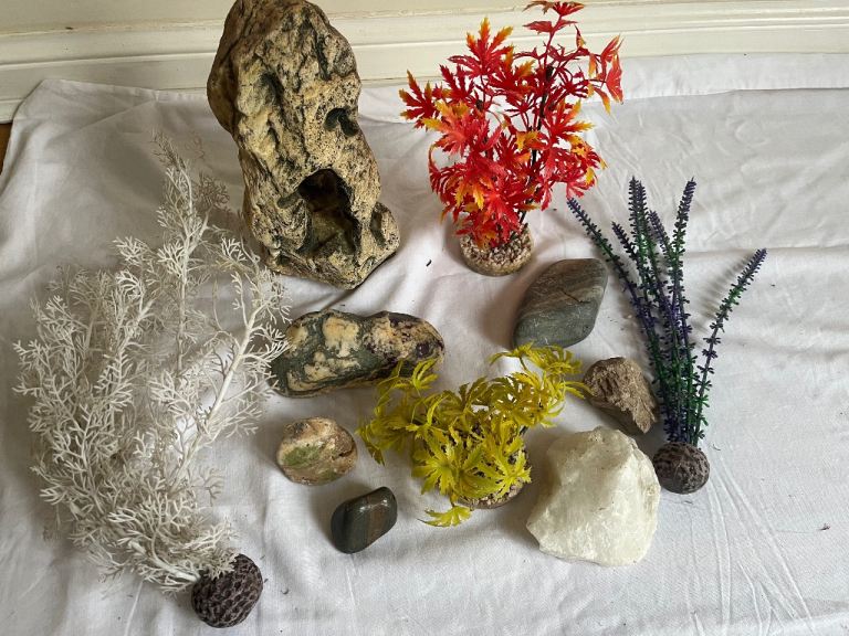 Aquarium Fish Tank Decorations Stones and Plastic Plants