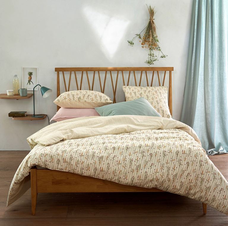 Oak King Bed Frame with Spindle Headboard – Good Condition