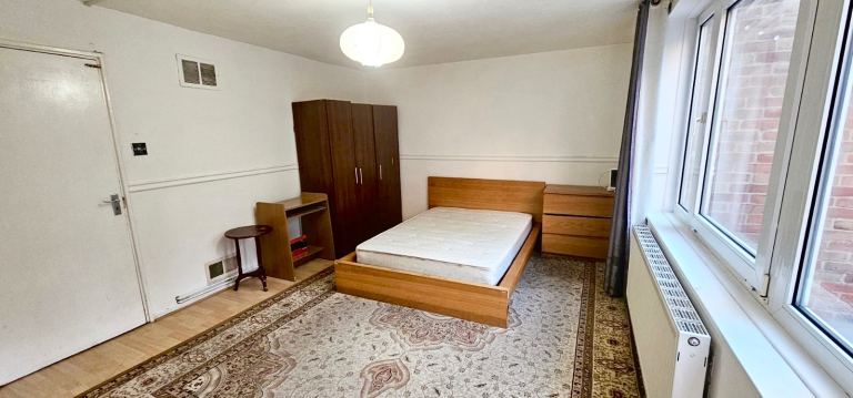 Rent Large Double Room Private Outdoor space E14 7BD