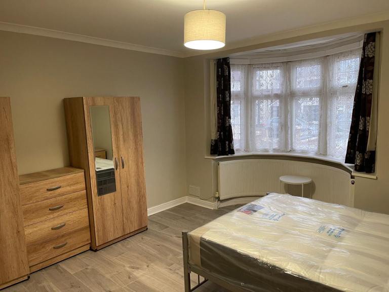 Very large studio flat to rent in Stanmore harrow 